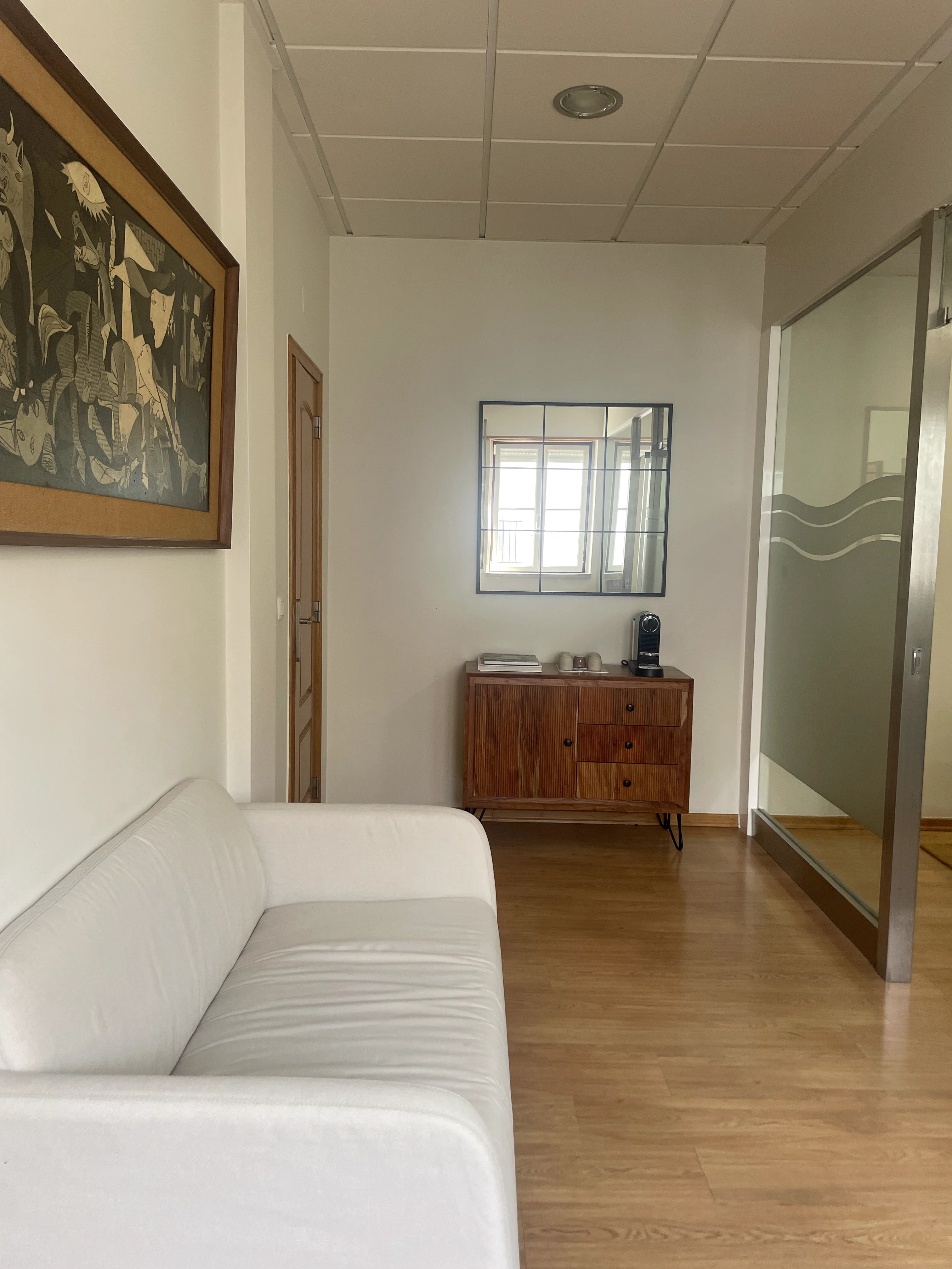 Hall com sofá, café e chá